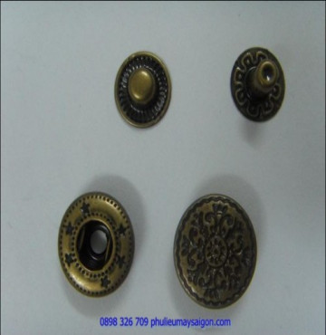 Nút cúc kim loại