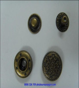 Nút cúc kim loại