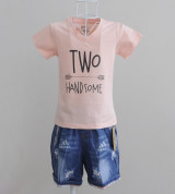 Bỏ buôn Kidset áo thun cổ tim màu hồng cam in chữ Two Handsome và quần jean short lưng thun