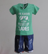 Bán buôn KidSet Áo thun cổ tim màu xanh lá in chữ và quần Jean short lưng bo