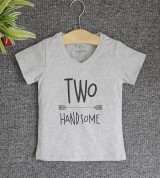 Bán buôn áo thun cổ tròn tay ngắn in chữ Two Handsome ( Màu xám)