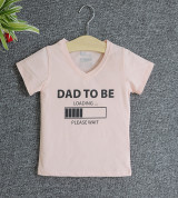 Bán buôn áo thun trẻ em cổ tim tay ngắn in chữ Dad To Be (Hồng cam)