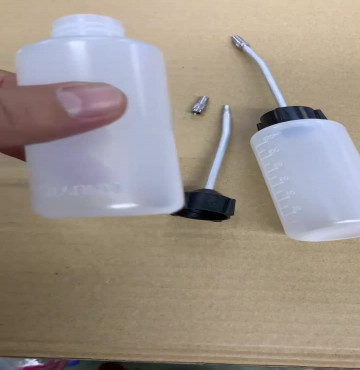 Bình đựng dầu máy (không có dầu trong bình) có vòi và đầu vặn