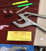 Combo kềm bấm nút nhựa và bịch nút bấm nhựa màu trắng