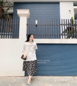 bán sỉ set pull trắng in chữ kèm chân váy midi hoa