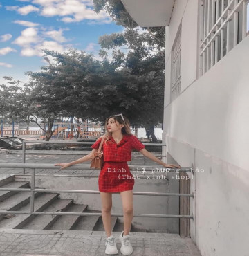 bán sỉ set chân váy kèm sơ mi croptop đỏ