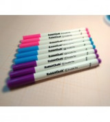 Bút sáp viết vải bọc giấy