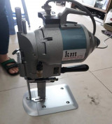 Máy cắt vải đứng KM loại 8 inch phổ biến sử dụng ở xưởng may, xưởng cắt.