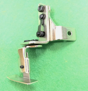 Cữ canh lề sử dụng cho các loại máy vắt sổ 4 kim và 5 kim