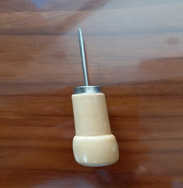 dùi nhọn lớn cán gỗ