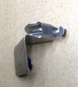 cữ hay gá chống quăn, xoắn vải dùng máy vắt sổ