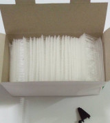 Dây nhựa dùng gắn nhãn giấy vào áo