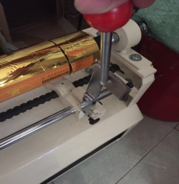 máy cắt nhủ (giấy ép kim)