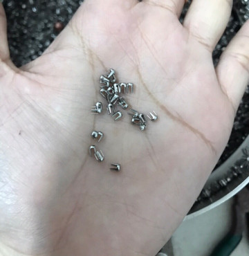 Chuôi hay gọi là đinh dùng đóng hạt trai không có lỗ