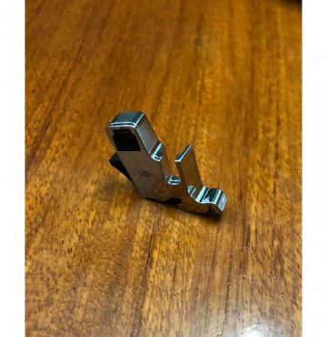 Cái nối gắp chân vịt dùng cho máy may gia đình.