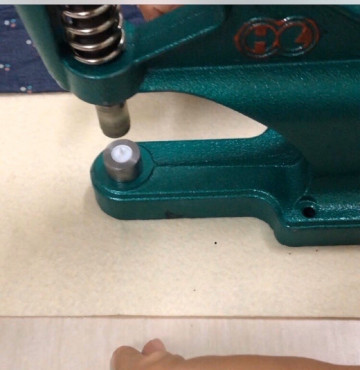 Khuôn đóng nút bấm nhựa 4 thành phần, nút áo mưa