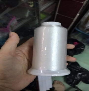 Chỉ cước may đính hạt trang trí trên áo