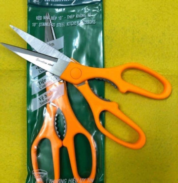 Kéo sử dụng cắt vật dụng trong nhà bếp