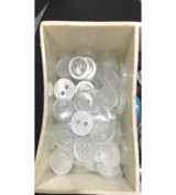 60 nút sơmi 2 lỗ trong suốt học sinh.