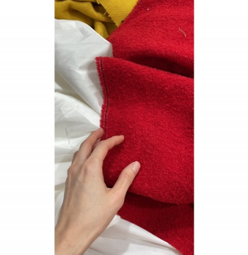 Dạ tweed đỏ tươi ko choé dày dặn 120k/kg, hàng khúc xuất dư