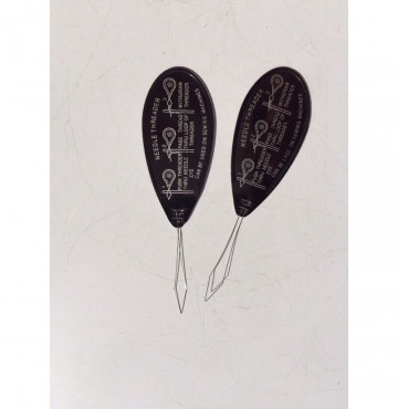 Dụng cụ xỏ chỉ cán đen nhỏ vô cùng tiện lợi