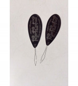 Dụng cụ xỏ chỉ cán đen nhỏ vô cùng tiện lợi