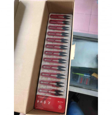 KÉO BẤM CHỈ NHỰA ĐỎ 1 CÂY