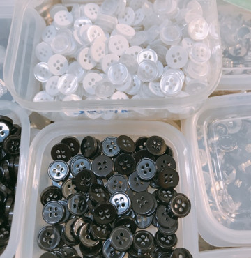 Thanh lý Nút sơmi trắng + đen bịch 140 nút( nút 1cm-10mm)
