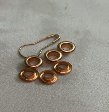 Mắc cáo màu đồng đỏ