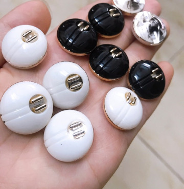 Thanh lý Nút kiểu viền vàng 4 size: 16,18,20,24mm