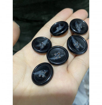 Nút tồn kho 4 lỗ đen bóng sọc 2cm