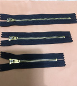 Dây kéo răng đồng tồn kho làm quần jean, túi, áo: 1 bịch-12 sợi của HKK