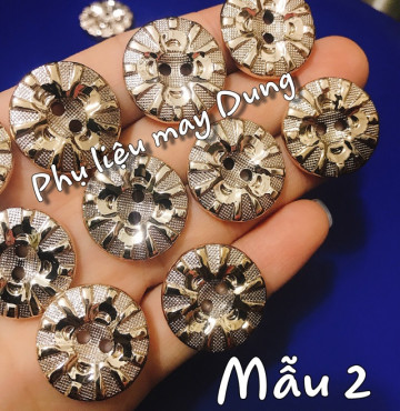 Nút 2 lỗ xi vàng tồn kho khắc hoa văn