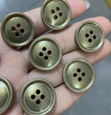 Nút 4 lỗ bóng vàng nhũ tồn kho bảng 2cm