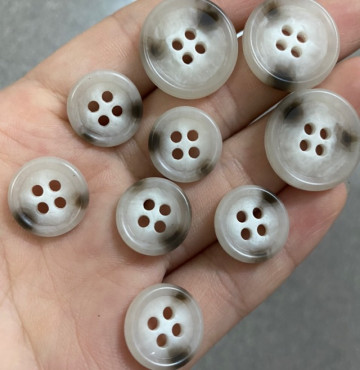 Nút nhựa 4 lỗ xám sọc nâu tồn kho