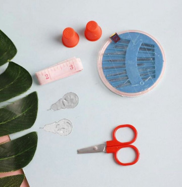 Hộp chỉ và dụng cụ may vá